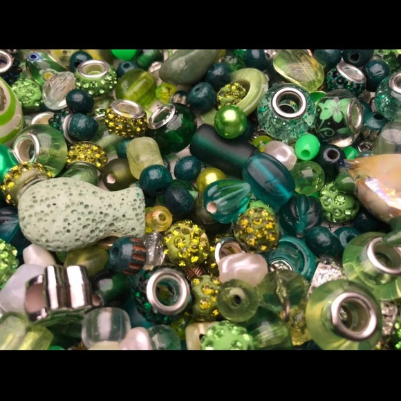 COPY - Large Mixed Lot of GREENS BEADS CHARM New & Vintage All shapes & Sizes - Picture 4 of 11